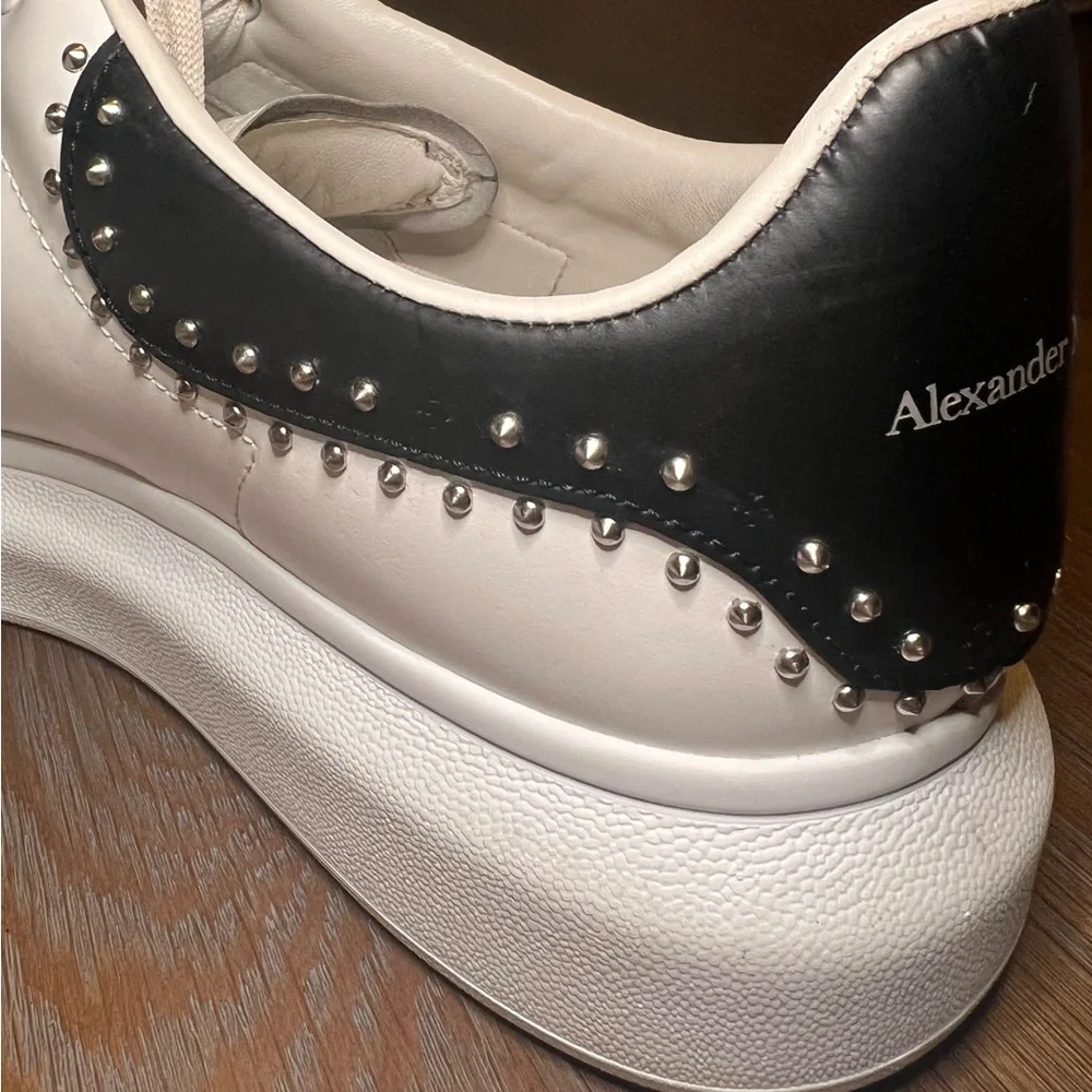 Alexander McQueen White and Black Athletic Shoes Sleek Design - Picture 6 of 11